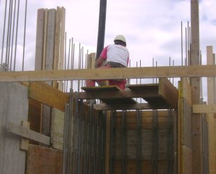 Costruzione-lotto-appartamenti-Lecce-Scardino-Costruzioni-gettata-pilastri-piano-terra-2