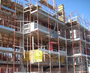 Costruzione-lotto-appartamenti-Lecce-Scardino-Costruzioni-ponteggio-prospetto laterale-1-a