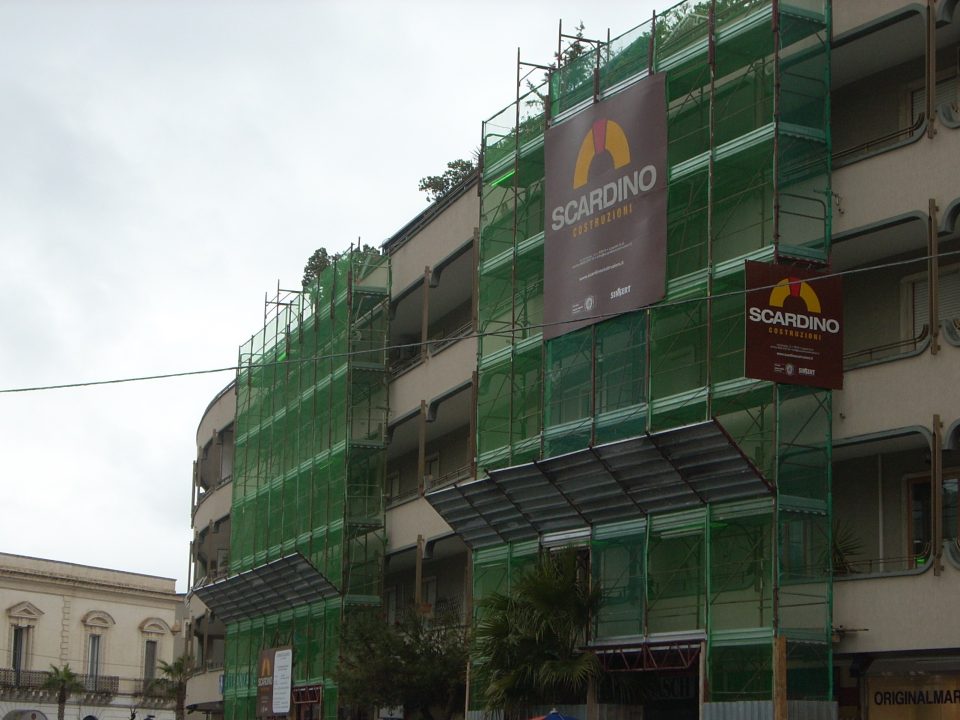 Ristrutturazione-edificio-condominiale-gallipoli-ponteggio-scardino-costruzioni